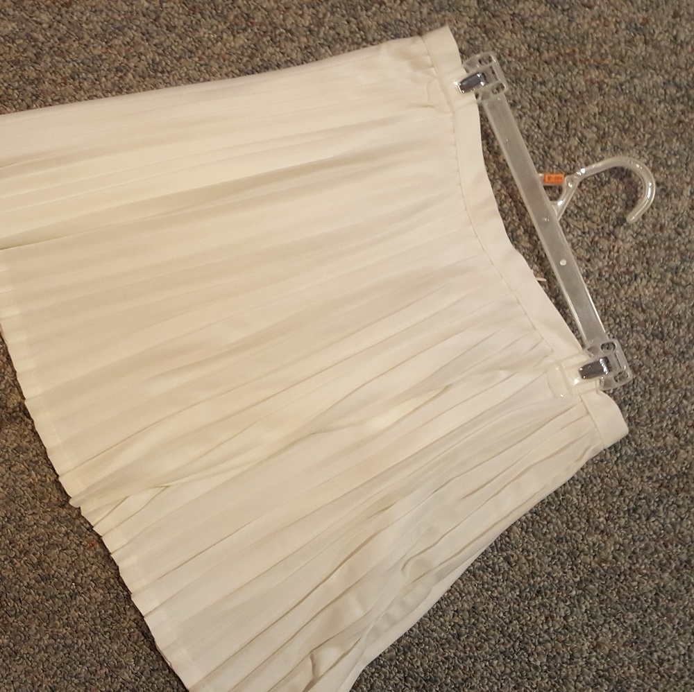 White pleated mini skirt